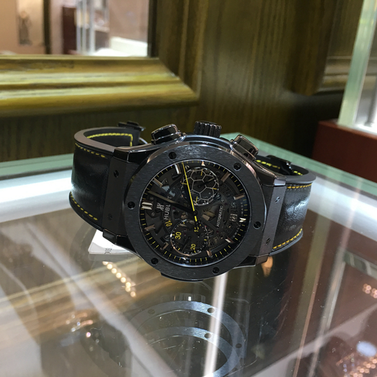 Hublot 宇舶 经典融合系列，525.CM.0179.VR.PEL14。45毫米表径，陶瓷表壳，黑色面盘，6点位置日期显示，计时功能，自动上弦机械机芯，动力储备42小时。专柜定价：126000元。 单表无附件。