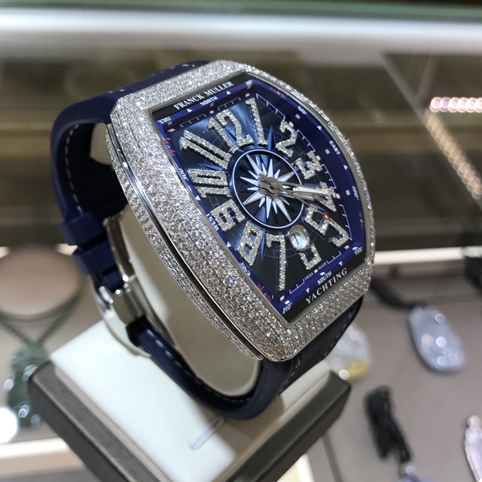FRANCK MULLER 法兰克穆勒，YACHTING系列，V45。44X53.7毫米表径。精钢镶钻表壳，深蓝色酒桶型表盘，六点位置日期显示，蓝宝石水晶玻璃表镜，自动上弦机械机芯。 全套附件齐全。