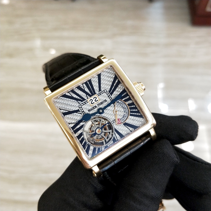 RogerDubuis 罗杰杜彼，G40 03 5 TX3.7A。40x40毫米表径，18K玫瑰金表壳，极其罕见灰色碳纤维表盘，表盘“4”时位指针式动力储存显示，“7”时位置陀飞轮装置，“12”时位视窗式日期显示，表冠同轴按钮快速校正日期。RD03手动机械机芯，动力储备60小时。全球限量28枚。 单表无附件。