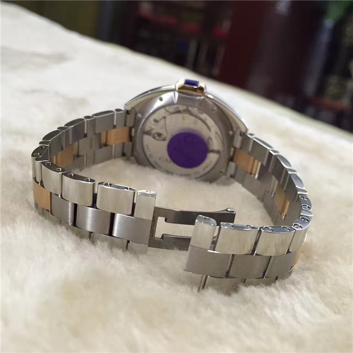 Carrier 卡地亚 Cle de Cartier 钥匙系列，W2CL0003。35毫米表径，18K玫瑰金/精钢，六点位置日期显示，18K玫瑰金钥匙形表冠，镶嵌一颗合成尖晶石。镀银雕纹表盘，带太阳纹放射效果，罗马数字时标。剑形蓝钢指针。蓝宝石水晶镜面和蓝宝石水晶透明表背。18K玫瑰金与精钢表链。?自产1847 MC 型工作坊精制自动上链机械机芯。专柜定价：63000元。