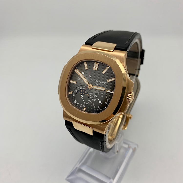 PATEK PHILIPPE 百达翡丽 NAUTILUS 运动系列，5712R-001。40毫米表径，18K玫瑰金表壳，深灰色面盘，10个18K玫瑰金棒式时标，18K玫瑰金棒式时针分针，白色涂漆18K黄金秒针、日期指示针和动力储备指示针，月相显示，Cal.240 PS IRM C LU自动上弦机械机芯，动力储备48小时。专柜定价：318800元。 单表无附件。