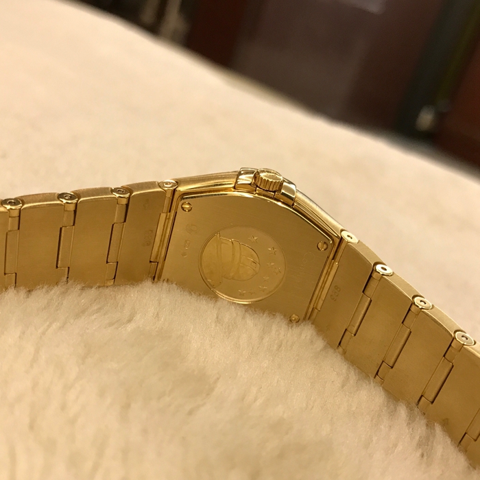 Omega 欧米茄 星座系列，123.55.27.60.52.002。27毫米表径，18K黄金钻圈钻刻，银灰色面盘，精准石英机芯。 未使用品全套附件齐全。