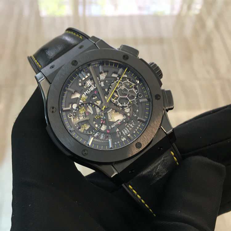 Hublot 宇舶 经典融合系列，525.CM.0179.VR.PEL14。45毫米表径，陶瓷表壳，黑色面盘，6点位置日期显示，计时功能，自动上弦机械机芯，动力储备42小时。专柜定价：126000元。 单表无附件。