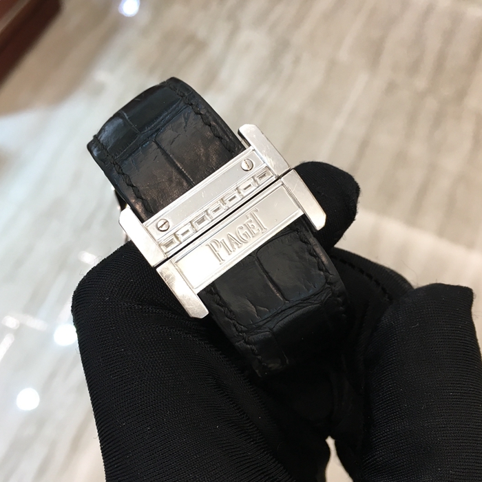 PIAGET 伯爵 凡珍品系列，G0A35020。46.5毫米表径，18K白金表壳，椭圆形镶钻表盘，自动上弦机械机芯。专柜定价：2284300元。 全套附件齐全。