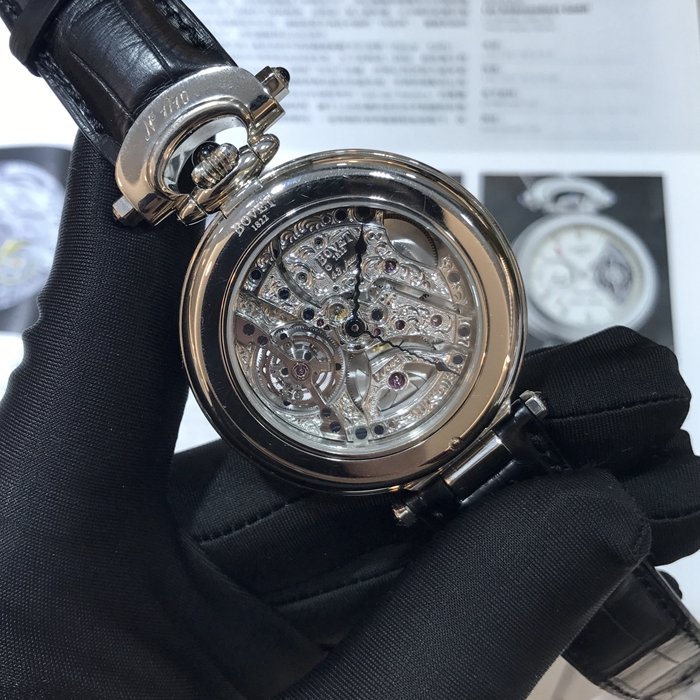 Bovet 播威，AIT 7002。全球限量10支，编号：1 。18K白金表壳，44毫米表径，正反面两用佩戴， 陀飞轮装置，大明火珐琅面盘及白金雕花镂空面两用，也可拆卸做怀表使用。自产13BAO5自动上弦机械机芯。专柜定价：2500000元。 单表附件。