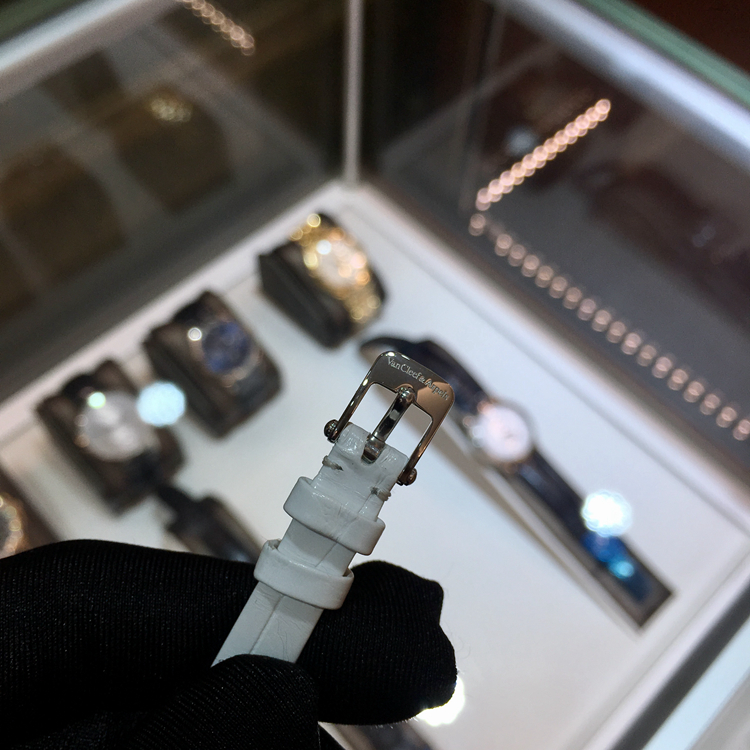 Van Cleef & Arpels 梵克雅宝 CHARMS系列，VCARO29A00。25毫米表径，18K白金镶钻表壳，白色圆形面盘，精准石英机芯，专柜定价：107000元。 单表无附件。