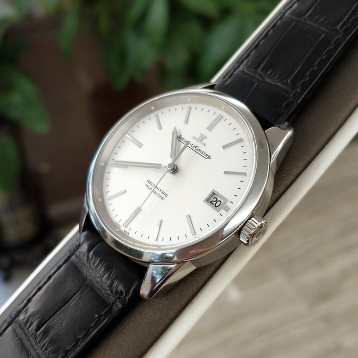 Jaeger-LeCoultre 积家 GEOPHYSIC 地球物理天文台系列，8018420。39.6毫米表径，精钢表壳，银白色表盘，3点位置视窗式日期显示，跳秒功能，自动上弦机械机芯，动力储备40小时，专柜定价：71500元。 未使用品全套附件齐全。
