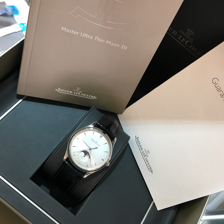 Jaeger-LeCoultre 积家 master 大师系列，1368420。39毫米表径，精钢表壳，银色面盘，放射状拉丝，镀铑时标，太妃形指针，6点位置日期、月相显示，Cal.925/1自动上弦机械机芯，动力储备43小时。专柜定价：67500元。 全套附件齐全。