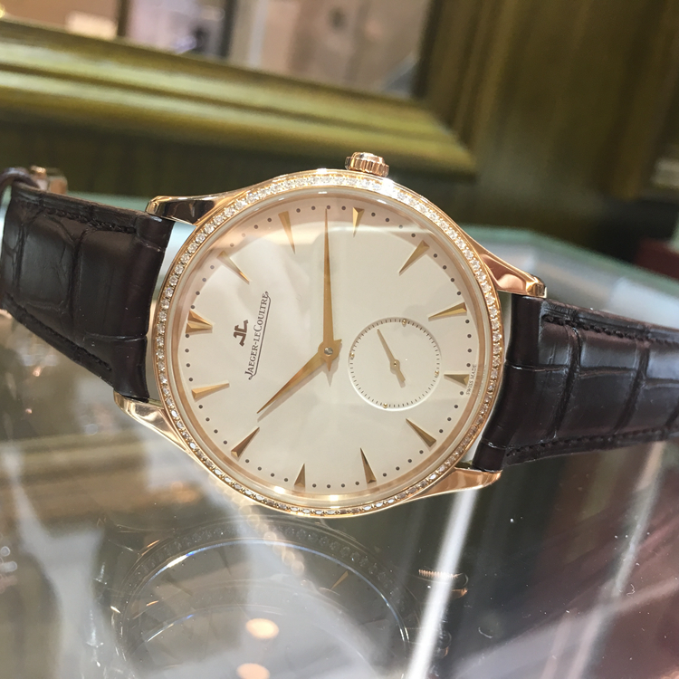 Jaeger-LeCoultre 积家 master 大师系列，1352502。40毫米表径，18k玫瑰金镶钻表壳，镶嵌84颗钻石约0.6 克拉，米色面盘，磨砂分钟刻度，镶贴时标，太妃形指针，896/1自动上弦机械机芯，动力储备43小时。专柜定价：149000元。 全套附件齐全。
