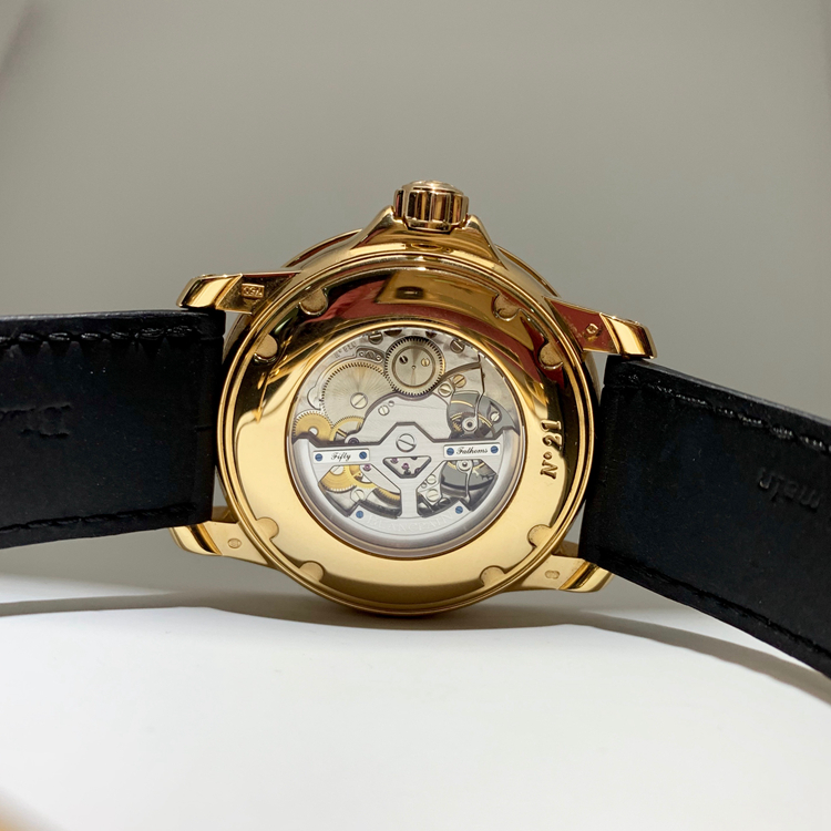Blancpain 宝珀 五十噚系列，5025-3630-52A。45毫米大表径，18K玫瑰金表壳，黑色面盘，12点位置陀飞轮装置，6点位置动力储备显示，25A自动上弦机械机芯，动力储备192小时，专柜定价：1029500元。 单表附盒子。