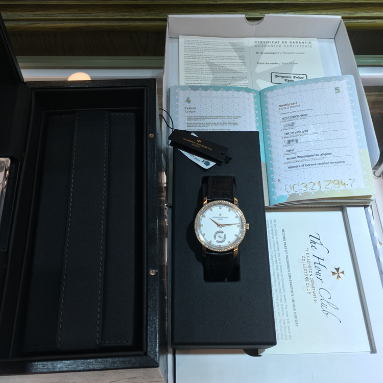 Vacheron Constantin 江诗丹顿 传承系列，82572/000R-9604。38毫米表径，18K玫瑰金原钻表壳，白色面盘，手动上弦机械机芯，专柜定价：207000元。 全套附件齐全。