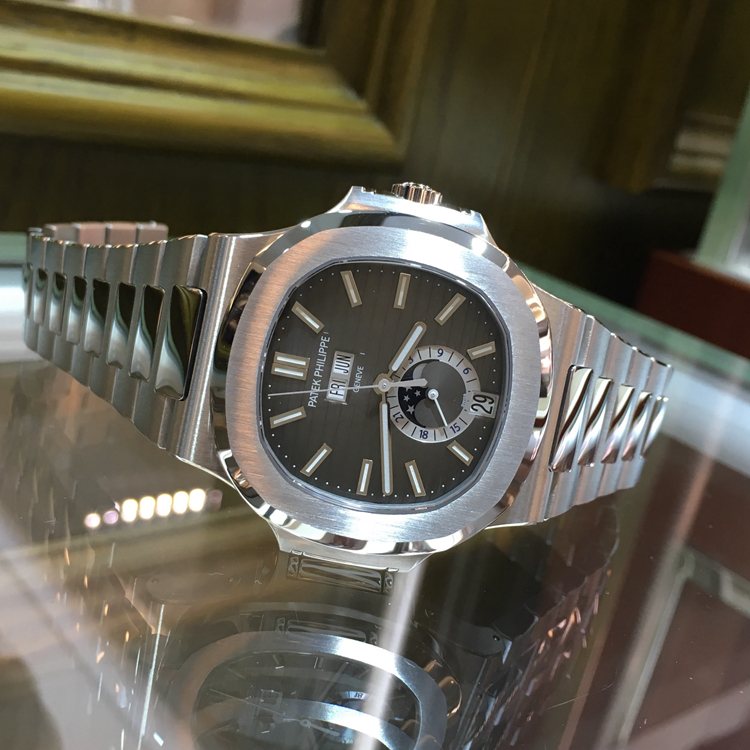 PATEK PHILIPPE 百达翡丽 NAUTILUS 运动系列，5726/1A-001。40.5毫米表径，精钢表壳，黑色渐变表盘，覆荧光涂层金质立体时标，3点位置视窗式日期显示、月相显示，12点位置星期、月份显示，不锈钢链带，配有nautilus折叠式表扣，旋入式表冠，324 S QA LU 24H/303自动上弦机械机芯，动力储备45小时。专柜定价：333100元。 未使用品全套附件齐全。