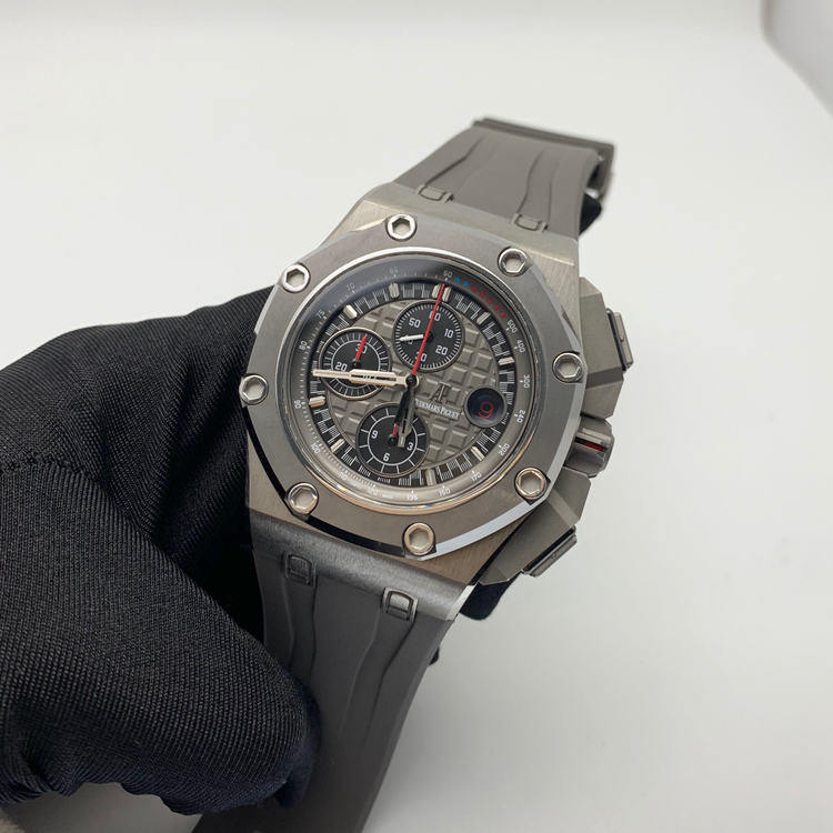 Audermars Piguet 爱彼 皇家橡树离岸型系列，26568IM.OO.A004CA.01。44毫米表径，深灰色表盘镌刻“Méga Tapisserie”超大格纹装饰，搭配黑色计时器、白金荧光立体时标和皇家橡树指针以及含测速仪刻度的深灰色内表圈。3点位置日期显示，计时功能，AP 3126/3840自动上弦机械机芯，动力储备55小时。专柜定价：341000元。 单表无附件。