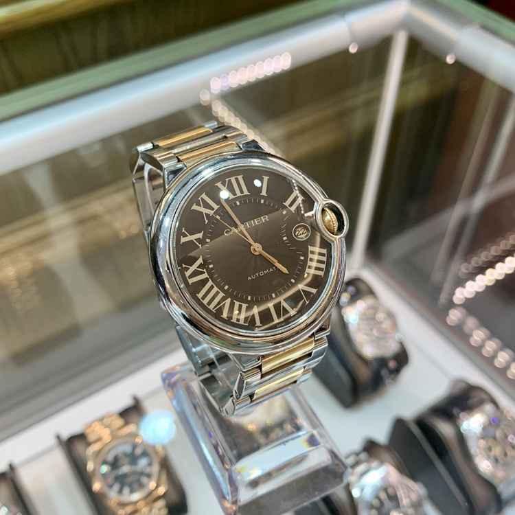 Cartier 卡地亚 Ballon Bleu 蓝气球系列，W6920032。42毫米表径，精钢表壳，深棕色面盘，罗马数字时标，日期显示功能，Cal.049自动上弦机械机芯，动力储备42小时，专柜定价：74500元。 单表无附件。