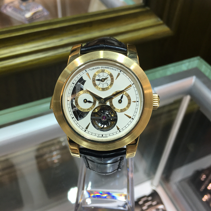 Girard-Perregaux 芝柏 男表系列，99741-52-831-BAEA。42毫米表径，18K玫瑰金表壳，白色面盘，三点位置日期显示，六点位置陀飞轮装置，十二点位置为月份显示，万年历、三问功能，手动上弦机械机芯，动力储备75小时。专柜定价：5463000元。 全套附件齐全。