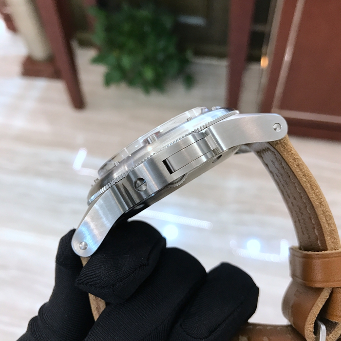 沛纳海之王EGIZIANO，PAM 00341。60毫米巨大表径，磨砂钛金属表壳，配Plexiglas树脂玻璃，双向旋转表圈。黑色表盘附夜光阿拉伯数字及小时标示。9点钟位置设小秒针。 沛纳海P.2002/7手动上链机械式机芯，8日动力储存，三个发条盒。 单表无附件。