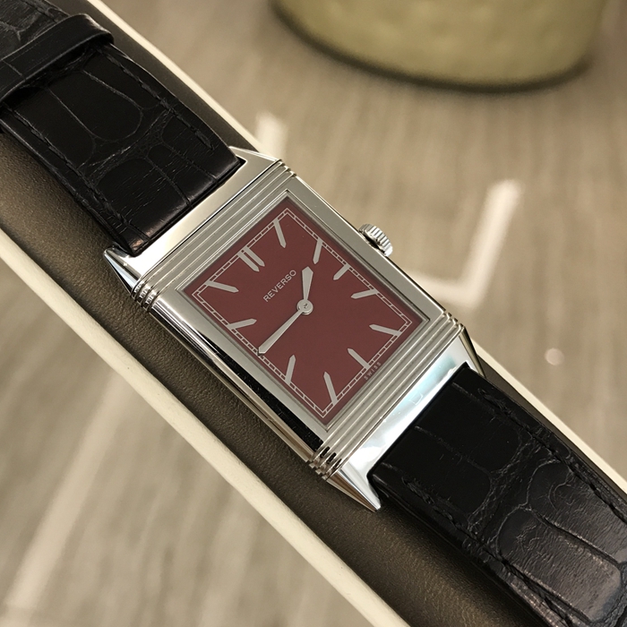 Jaeger-LeCoultre 积家 Reservo 翻转腕表系列，Q278856J。46.8x27.4毫米表径，精钢表壳。红色表盘，手动上弦机械机芯，动力储备45小时，专柜定价72000元。 全套附件齐全。