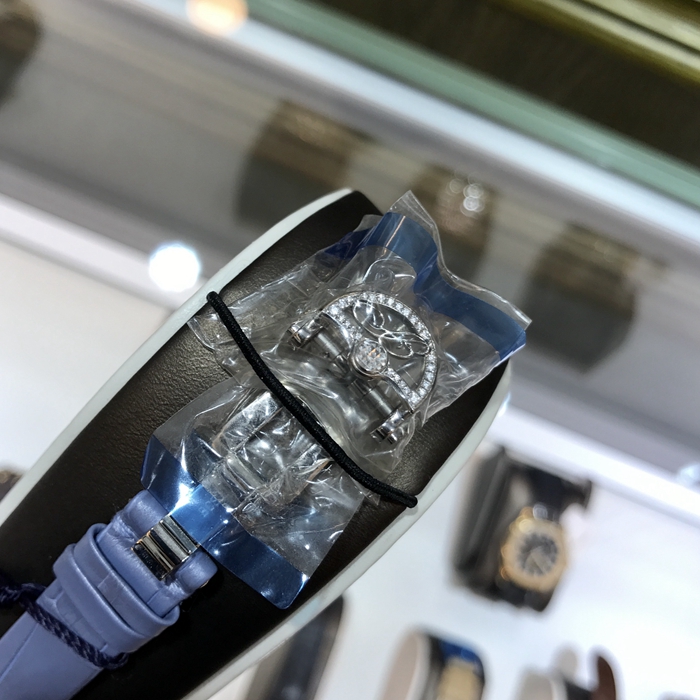 Breguet 宝玑 Reine de Naples 那不勒斯皇后系列 ，9818BB/5V/922/DD0D。32.7x27.3毫米表径，18K白金镶钻表壳，鹅卵形表壳，表壳外缘饰有钱币纹。表圈和表耳上镶嵌64颗明亮式切割钻石（约1.654克拉）。表冠处镶有一颗梨形钻石（约0.15克拉）。淡紫色珍珠贝母面，镌刻独立编号和Breguet隐形签名。6点位置设有偏心小时刻度环，采用罗马数字时标，镶刻白色天然珍珠母贝雕饰。宝玑经典针尖镂空式蓝钢指针。自动上链机芯，自动上弦机械机芯，动力储备38小时。专柜定价：291300元。 未使用品全套附件齐全。