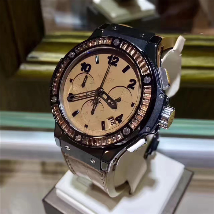 Hublot 宇舶 大爆炸系列，341.CA.5390.LR.1918，陶瓷外圈镶钻橙黄色盘面，橡胶表带，41毫米表径自动机械，
