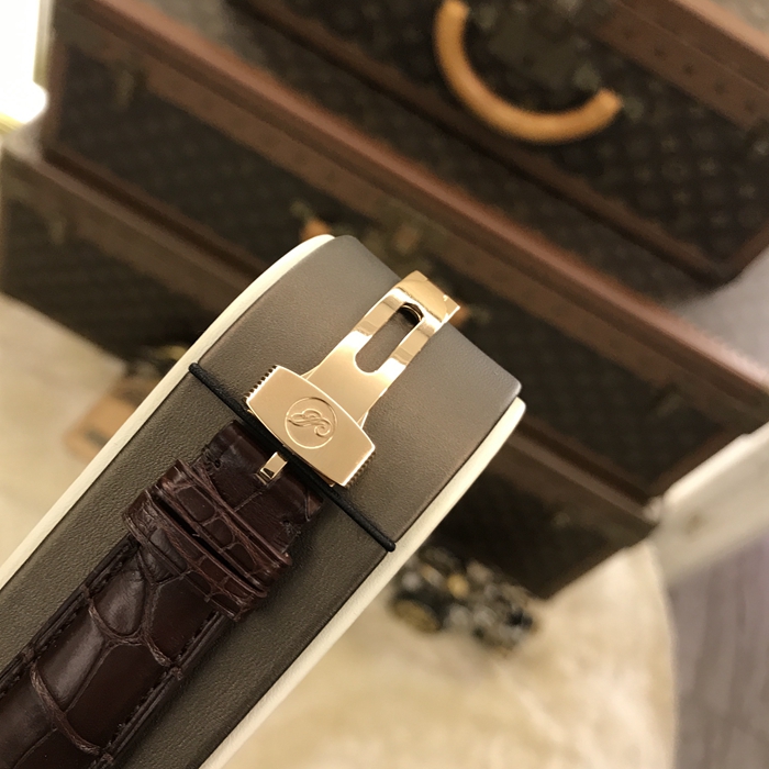 Breguet 宝玑 经典复杂系列，5317BR/12/9V6。39毫米表径，18K玫瑰金表壳，镀银金面盘带手工镌刻图案，罗马数字时标，6点位置陀飞轮装置，12点位置动力储备显示，自动上弦机械机芯，动力储备120小时。专柜定价：975400元。 单表无附件。