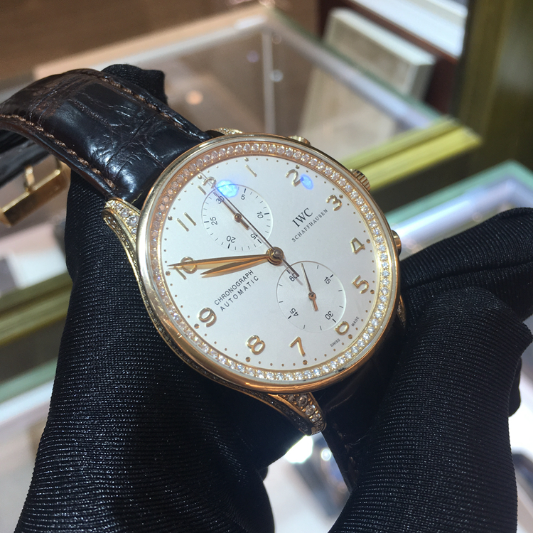 IWC 万国 葡萄牙系列，IW371478。40.9毫米表径，18K玫瑰金镶钻表壳，银灰色面盘，计时功能，自动上弦机械机芯，动力储备44小时。专柜定价：246000元。 单表无附件。