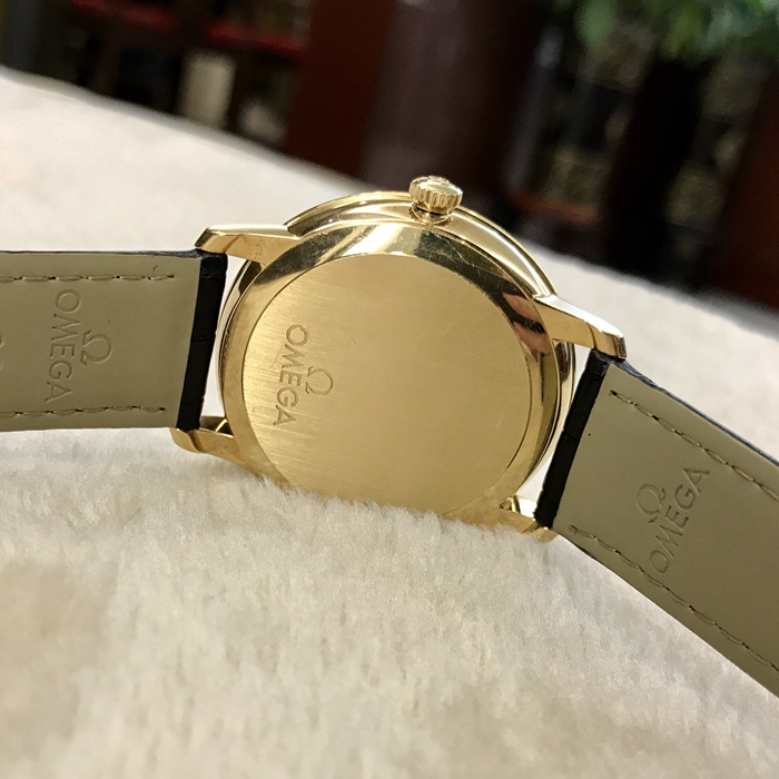 Omega 欧米茄 碟飞系列，424.58.40.20.52.001。39.5毫米表径，18K黄金原钻表壳，银色圆形面盘，3点位置日期显示，自动上弦机械机芯，动力储备48小时。专柜定价：153000元。 单表无附件。