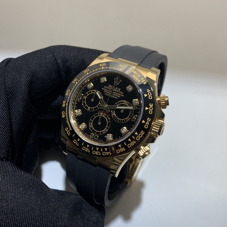 Rolex 劳力士 宇宙计型迪通拿系列，116518。40毫米表径，18K黄金表壳，黑色Cerachrom陶质实心外圈连计速刻度，黑色面盘，8颗钻石时标，6点位置小秒针显示，30分钟和12小时计时分别设于3点和9点位置，计时功能，4130自动上弦机械机芯，动力储备72小时。专柜定价：230200元。 单表无附件。