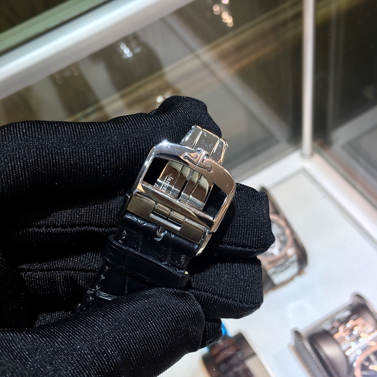 Jaeger-LeCoultre 积家 GEOPHYSIC 地球物理天文台系列，8108420。41.6毫米表径，精钢表壳，蓝色漆面面盘镶贴时标，巴顿型指针， 世界时功能，自产772自动上弦机械机芯，动力储备40小时。专柜定价：108000元。 全套附件齐全。