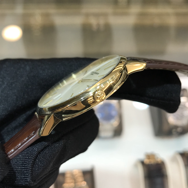 Vacheron Constantin 江诗丹顿 传承系列，85180/000J-9231。40毫米表径，18K黄金表壳，银白色面盘，6点位置为日期显示，2450 Q6自动上弦机械机芯，动力储备40小时，专柜定价：205000元。 单表无附件。
