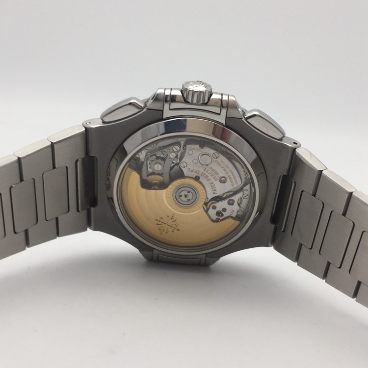 PATEK PHILIPPE 百达翡丽 NAUTILUS 运动系列，5980/1A-001。40.5毫米表径，精钢表壳，深蓝色面盘，纯金立体时标，覆荧光涂层，3点位置日期显示，计时功能，Cal.CH 28-520 C自动上弦机械机芯，动力储备55小时。专柜定价：358700元。 单表无附件。