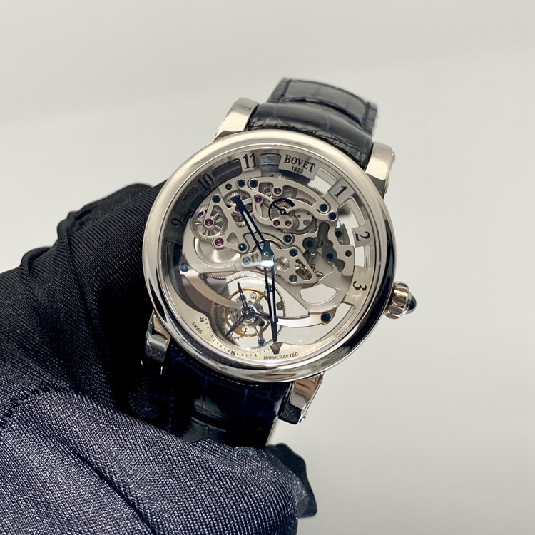 Bovet 播威。45毫米表径，18K白金表壳，镂空面盘，陀飞轮装置，手动上弦机械机芯。专柜定价1280000元。 单表无附件。