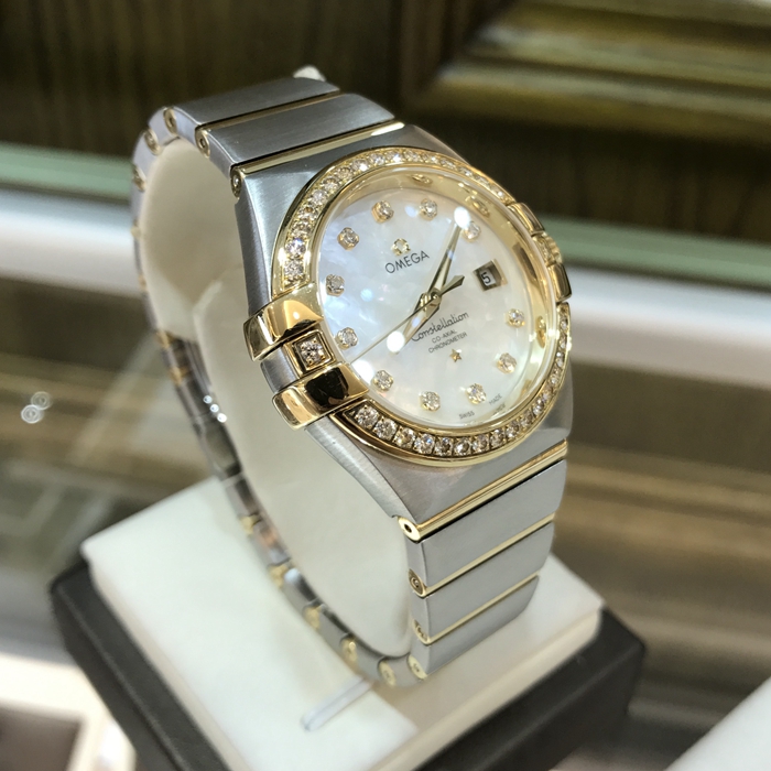 Omega 欧米茄 星座系列，123.25.31.20.55.003。31毫米表径，18K黄金镶钻表壳，珍珠贝母面，镶钻时标，三点位置视窗式日期显示，自动机械机芯，动力储备50小时。 单表无附件。