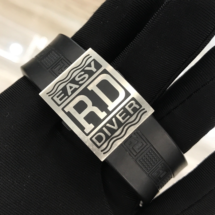 RogerDubuis 罗杰杜彼 历史系列，RDDBSE0185。48毫米表径，钛金属表壳。镂空表盘，蓝宝石水晶玻璃表镜。手动上弦机械机芯，动力储备60小时。 单表无附件。