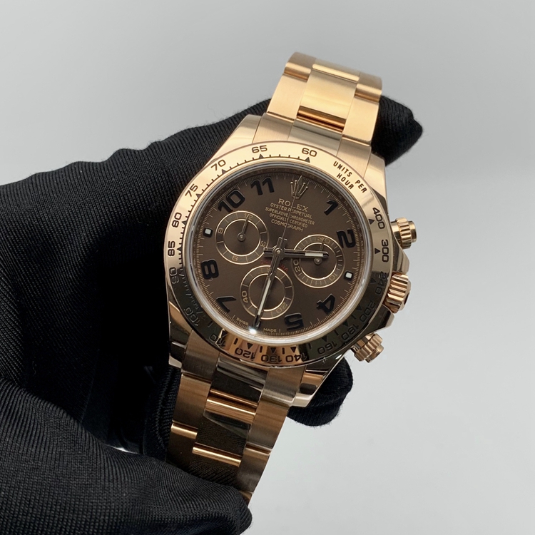Rolex 劳力士 宇宙计型迪通拿系列，m116505-0011。40毫米表径，18K玫瑰金蚝式表壳，固定外圈连计速刻度，巧克力色面盘，计时功能，Cal.4130自动上弦机械机芯。专柜定价：292500元。 单表无附件。