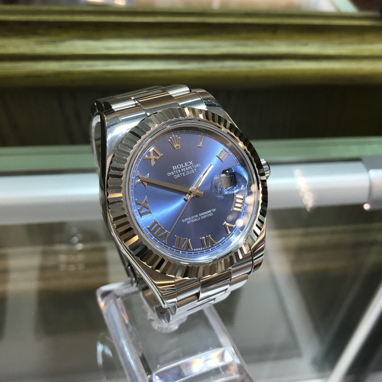 ROLEX 劳力士 日志型系列，116334。41毫米表径，18K白金表壳，深蓝色面盘，罗马数字时标，3点位置为凸透镜放大日历，自产3135型自动上弦机械机芯，动力储备48小时。专柜定价：71100元。 全套附件齐全。
