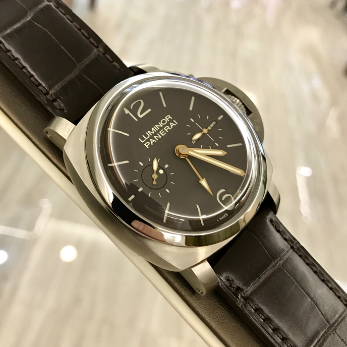 Panerai 沛纳海 LUMINOR 1950系列，PAM 00306。限量150枚。47毫米表径，磨砂钛金属表壳，棕色表盘配夜光阿拉伯数字及小时标示。3点钟位置设24小时显示，9点钟位置设小秒盘和陀飞轮显示。Cal.P.2005 手动上弦机芯，中轴转动式陀飞轮装置，动力储备144小时。专柜定价：869600元。 单表无附件。