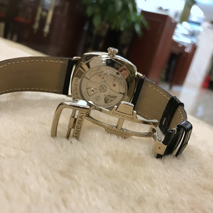 Panerai 沛纳海，00235。45毫米表径，18K白金表壳，黑色面盘，附夜光阿拉伯数字及小时标示。3点钟位置设日期显示，9点钟位置设小秒盘和24小时显示，6点钟位置设线性动力储存显示。自产P.2003自动上弦机械机芯，动力储备240小时。 全套附件齐全。