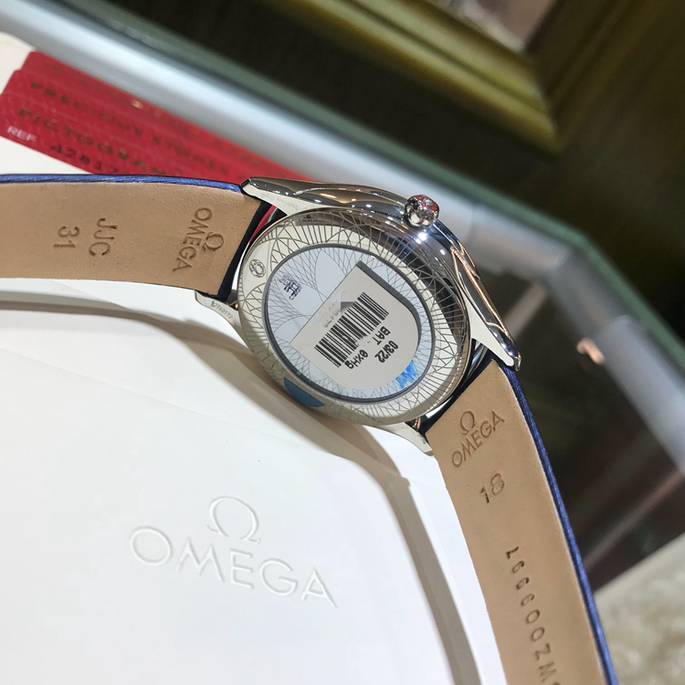 Omega 欧米茄 碟飞系列，428.17.36.60.04.001。36毫米表径，精钢原钻表壳，白色面盘，罗马数字时标，表冠上的花朵图案由5个欧米茄品牌标识交叠构成，以红色液态陶瓷打造，花蕊则镶有一颗璀璨的钻石，精致又独特，精准石英机芯。专柜定价：33100元。 未使用品全套附件齐全。