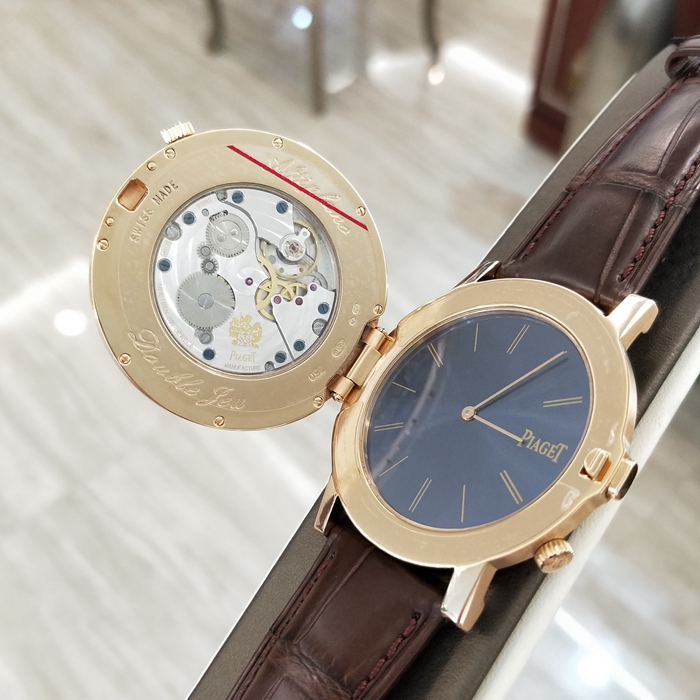 PIAGET 伯爵 ALTIPLANO系列，G0A35153。43毫米表径，18K玫瑰金后加钻表壳，一表双机芯，翻盖两地时区功能，伯爵自产Cal.838P手动上弦机械机芯。 专柜定价：315000元。