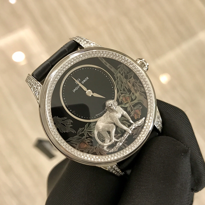 Jaquet Droz 雅克德罗 Ateliers d'art 艺术工坊系列 J005024280。41毫米表径，18K白金表壳，表盘内手工雕刻猕猴，彩绘黑贝母，18K金猴自动陀。蓝宝石水晶表镜。自动上弦机械机芯，动力储备68小时。全球限量88支。专柜定价：664000元。 单表无附件。
