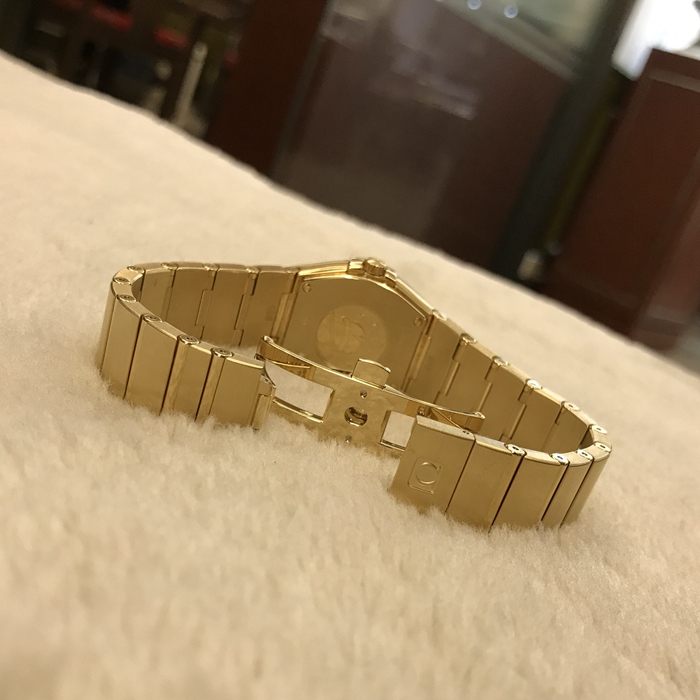 Omega 欧米茄 星座系列，123.55.27.60.52.002。27毫米表径，18K黄金钻圈钻刻，银灰色面盘，精准石英机芯。 未使用品全套附件齐全。
