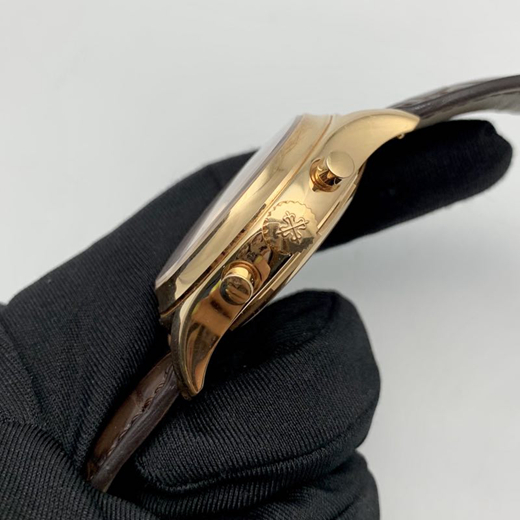 PATEK PHILIPPE 百达翡丽 复杂功能计时系列，5960R-011。40毫米表径，18K玫瑰金表壳。白色表盘，金质立体时标。2点、10点和12点位置分别设置了视窗式月份、星期和日期显示、计时功能。蓝宝石水晶玻璃表镜。自动上弦机械机芯，动力储备55小时。专柜定价：560300元。  全套附件齐全。
