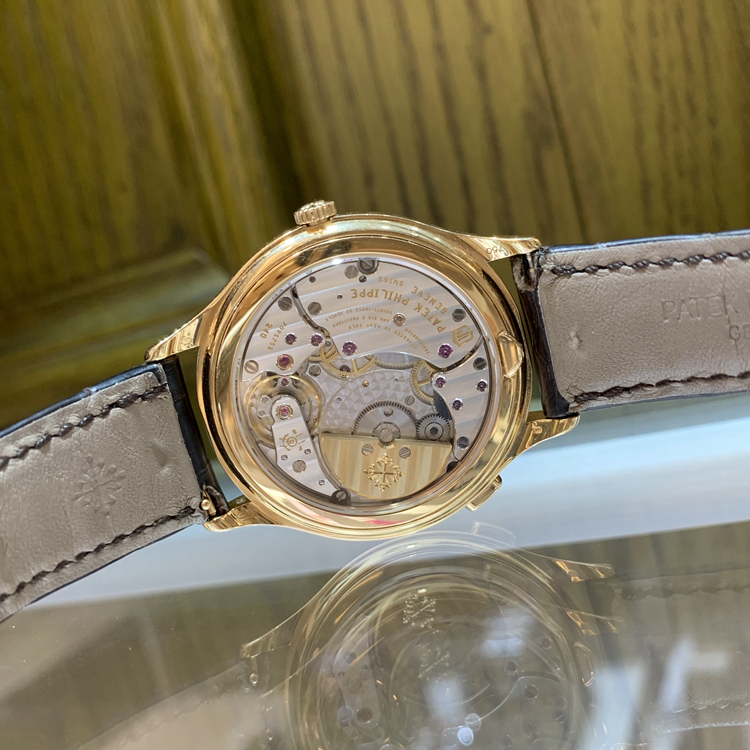 PATEK PHILIPPE 百达翡丽 复杂功能时计系列，7130R-011。36毫米表径，18K玫瑰金表壳，表圈镶嵌 62 颗钻石（~0.82 克拉），象牙白莹彩，手工雕饰纹处理面盘，金质立体时标，24个时区的24小时与昼/夜显示，240 HU自动上弦机械机芯，动力储备48小时，专柜定价：373500元。 单表无附件。