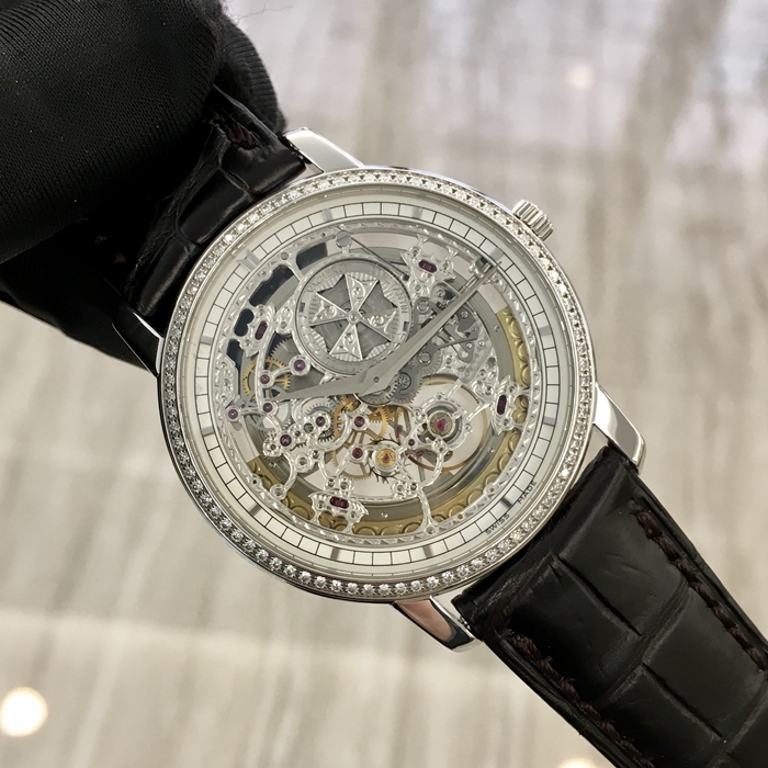 Vacheron Constantin 江诗丹顿 TRADTIONNELLE 传袭系列，43578/000G-9393。38毫米表径，18K白金表壳镶嵌82颗钻石，重约0.43克拉，镂空面盘，自动上弦机械机芯，动力储备40小时。专柜定价：618000元。 单表无附件。