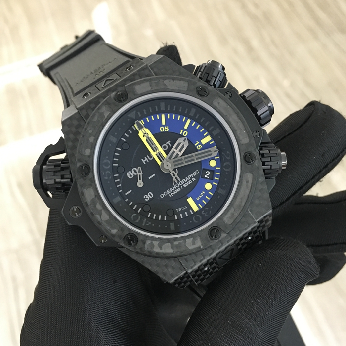 Hublot 宇舶 王者至尊系列，732.QX.1140.RX。48毫米表径，碳纤维表壳，黑色面盘，5点位置日期显示，9点位置小秒针，计时功能自动上弦机械机芯。专柜定价200300元。 未使用品全套附件齐全。