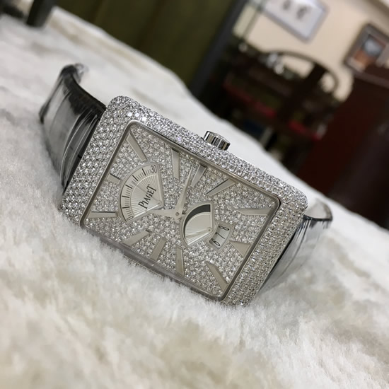PIAGET 伯爵 BLACK-TIE 黑带系列，G0A33059。31x46毫米表径，18K白金镶钻表壳，满钻方形表盘，视窗式大日历、动力储备显示。蓝宝石水晶玻璃表镜，自动上弦机械机芯，动力储备41小时。 单表无附件。