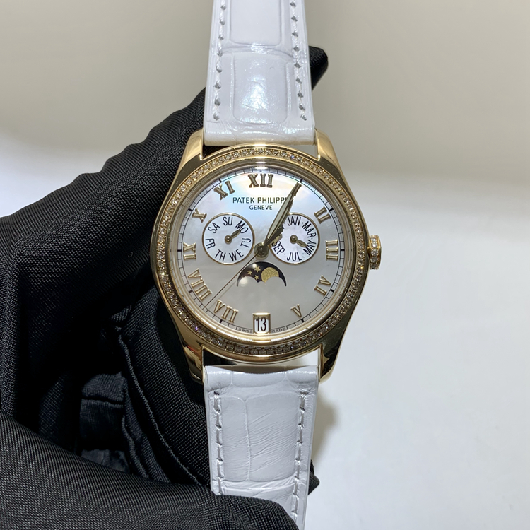 PATEK PHILIPPE 百达翡丽 复杂功能系列 ，4936J。37毫米表径，18K黄金，表壳镶嵌156颗钻石（约0.93克拉）。珍珠母贝表盘，金质罗马立体时标。年历，指针式星期和月份显示，视窗式日期显示，月相显示，中心大秒针。蓝宝石水晶透盖。CAL.324 S QA LU 自动上弦机械机芯，动力储备45小时。专柜定价：333100元。 单表无附件。