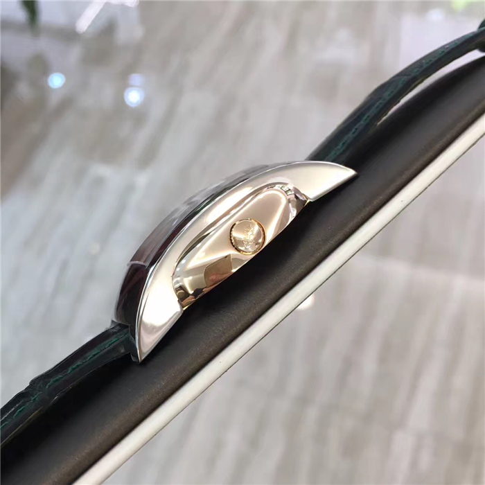 Corum 昆仑 女表 25.5×46.5毫米表径，18K玫瑰金 /白金表壳，立体多面折射玻璃表镜，指针式日期显示，自动上弦机械机芯。 单表无附件。 