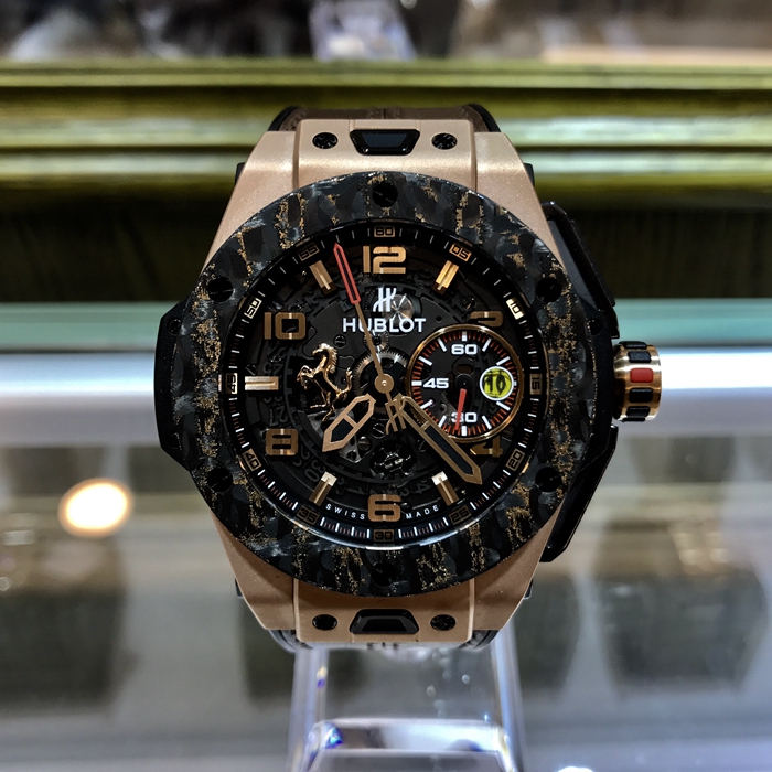 Hublot 宇舶 Bigbang 大爆炸系列，401.OJ.0123.VR。45毫米表径，碳纤维腕表，全镂空的面盘搭载金字刻度，9点钟位置镶嵌法拉利跃马图案，复合（金属均匀附着于碳纤维材质之上）材质表圈显得格外亮， 透过表背蓝宝石水晶玻璃黑色PVD涂层主甲板，原厂橡胶搭配棕色鳄鱼皮表带?，全球限量500枚。自动上弦机械机芯，动力储备72小时。专柜定价：293000元。 单表无附件。