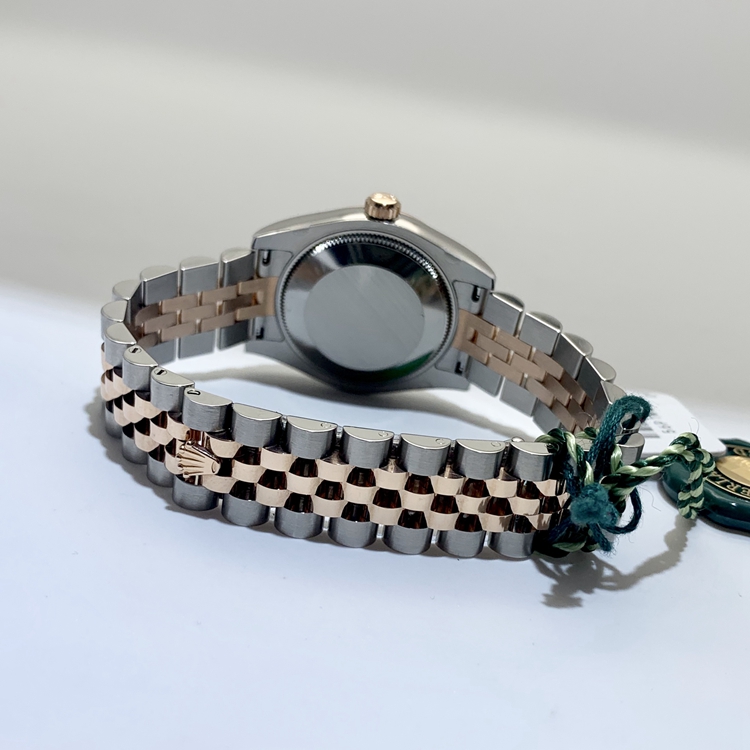 Rolex 劳力士 女装日志型系列，178271。31毫米表径，18K玫瑰金/精钢表壳，巧克力色镶有钻石面盘，罗马数字时标，3点位置防反光凸透式放大（2.5倍）日历窗，Cal.2235自动上弦机械机芯，动力储备48小时。专柜定价：90100元。 单表附保卡。